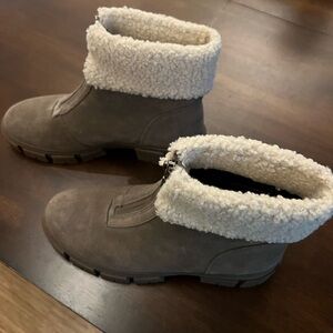 Blondo Waterproof Plaka Boot.  Never worn. So warm and comfy!
